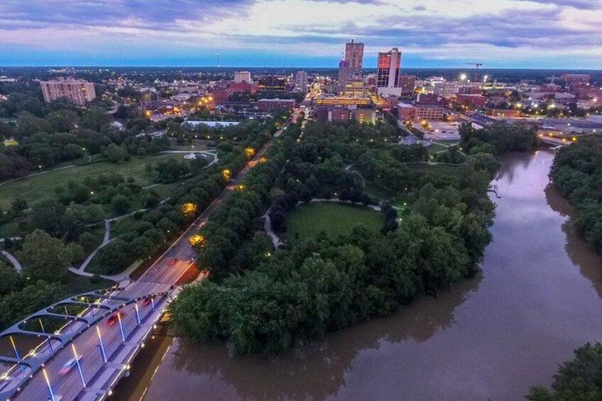 Un paisaje urbano con un río, un puente y un parque. 2