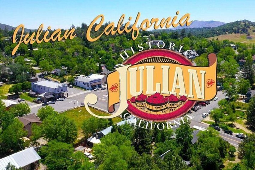 Centro histórico de Julian, California, con edificios, caminos y vegetación circundante. 1
