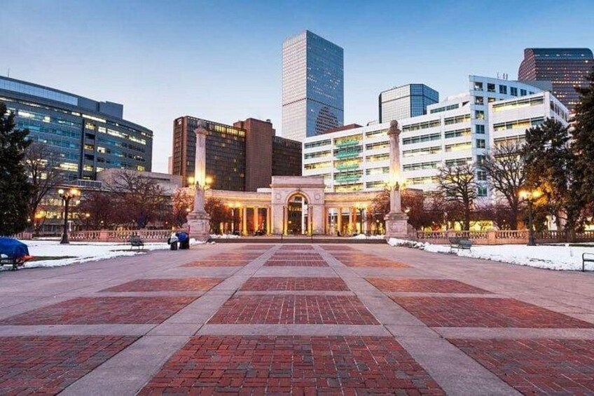 Una plaza urbana con un edificio central, rodeada de modernos rascacielos. 2