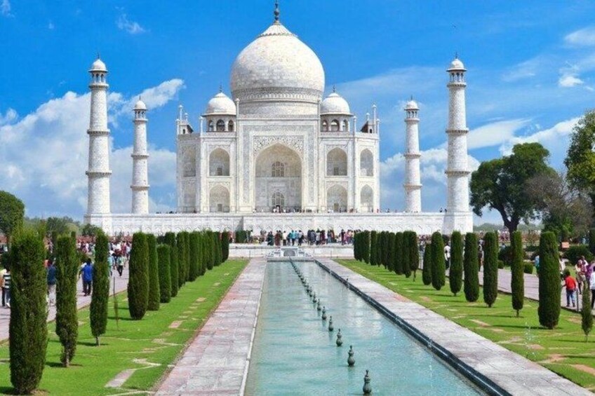 Das Taj Mahal mit vier Minaretten, einer großen Zentralkuppel und einem symmetrischen Garten mit einem Wasserkanal. 1