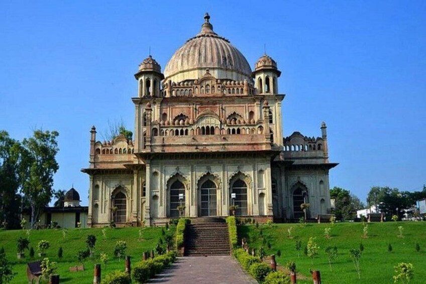 Lucknow: Cultural Walking Tour with Local Snacks (Guided Tour) 1