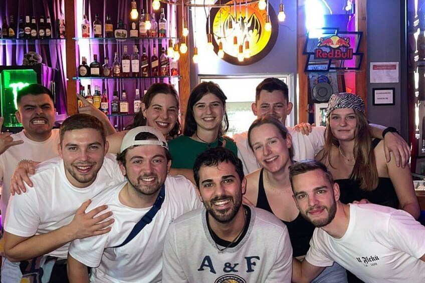 Pub Crawl Valencia: Bars, Free Shots & Club Entry 4