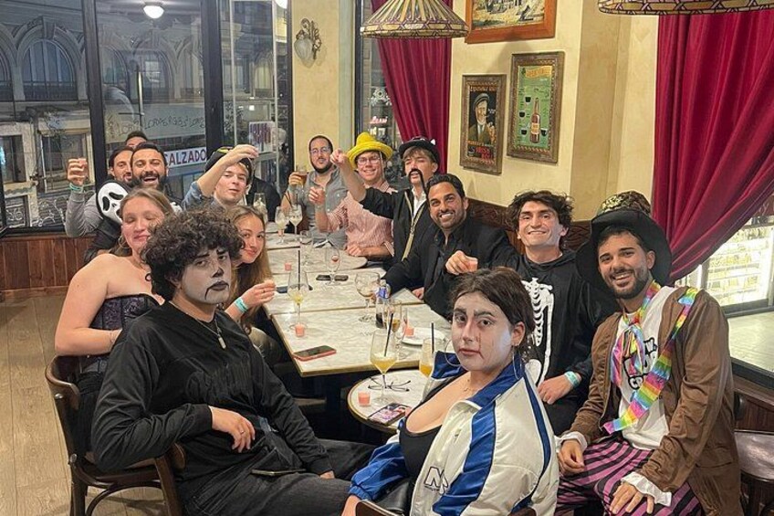 Pub Crawl Valencia: Bars, Free Shots & Club Entry 2