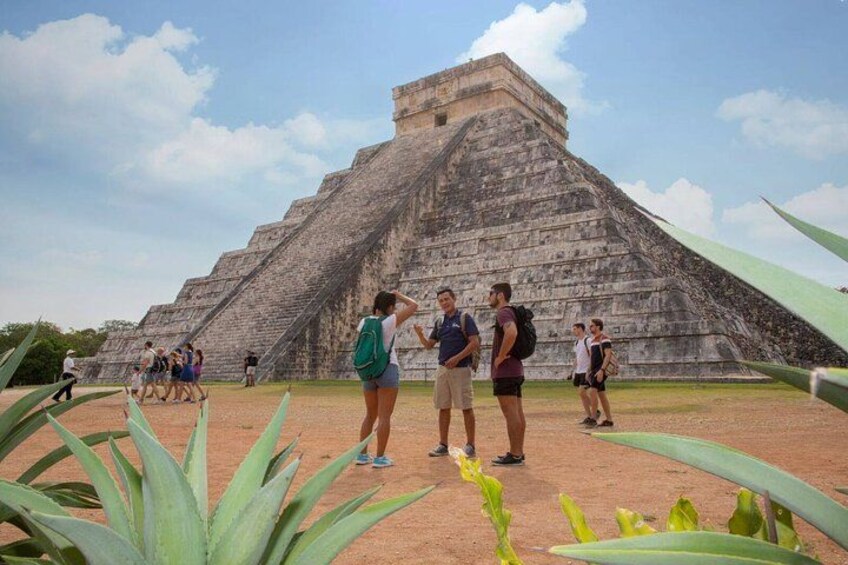 En stor pyramid som betraktas av turister. 1