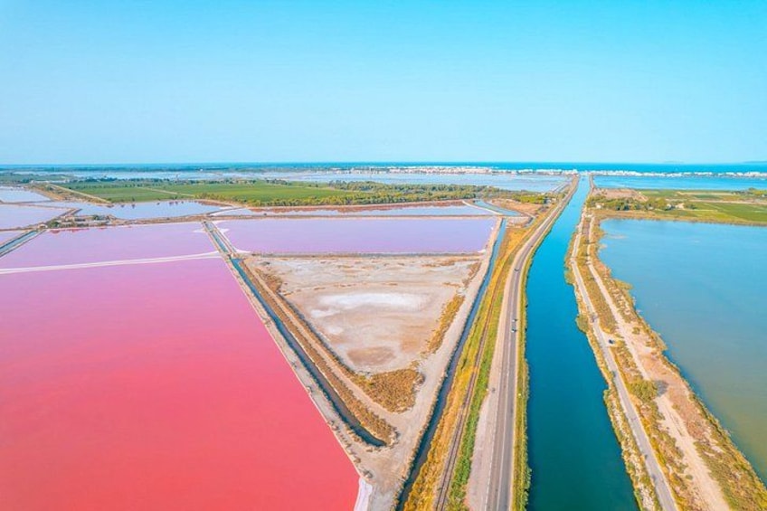 Pink colors of the salt flats of Aigues-Mortes 4