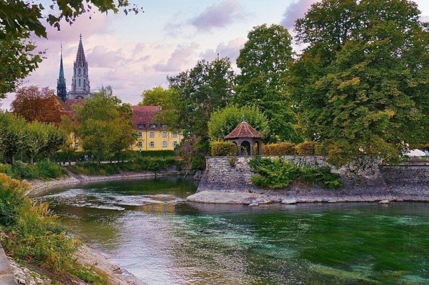 Un río, un pequeño puente, una torre y un edificio. 2