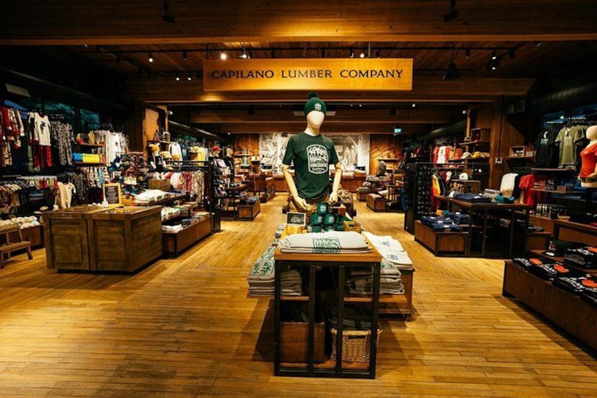 En Capilano Lumber Company butik med trægulv, hylder med tøj og en mannequin i midten. 3
