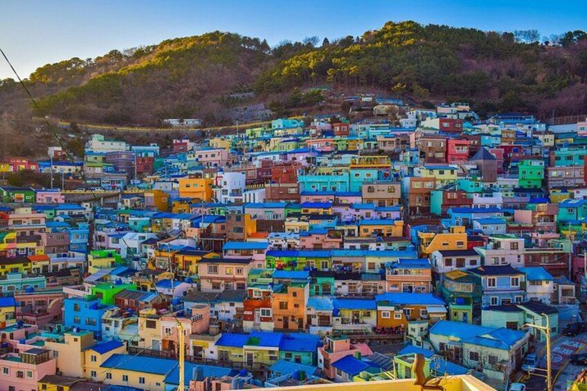 Una comunidad en una ladera densamente poblada con casas coloridas. 2