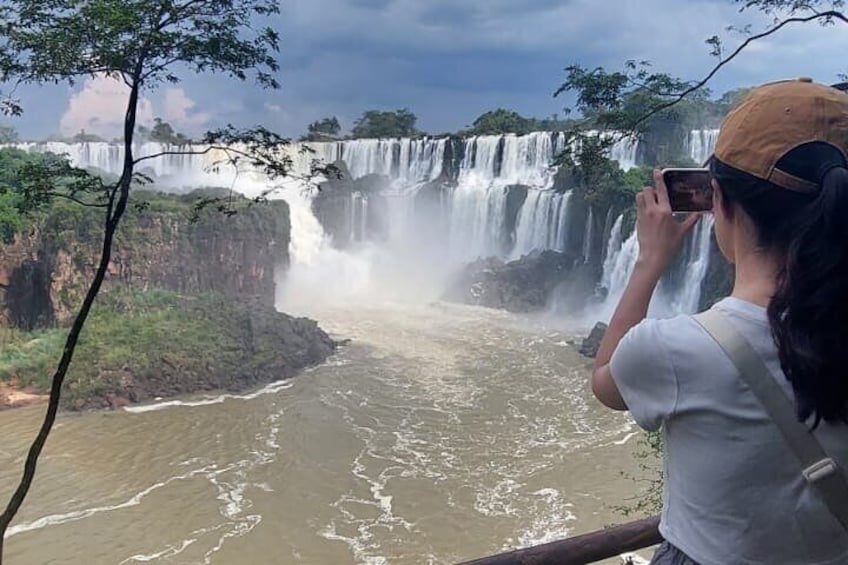 Une personne prend une photo d’une cascade. 1