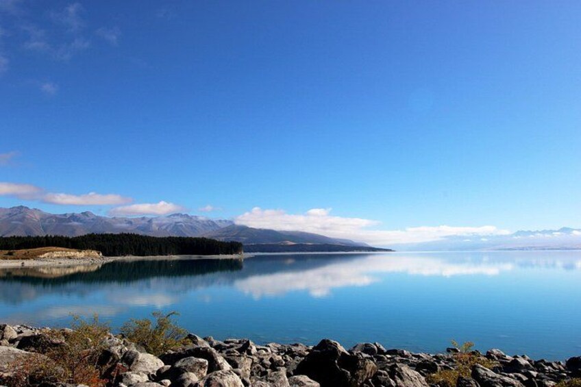 Un lac paisible, avec des montagnes en arrière-plan. 4