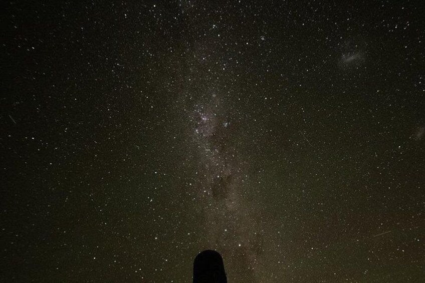 Un ciel étoilé où l’on peut apercevoir la Voie lactée. 1