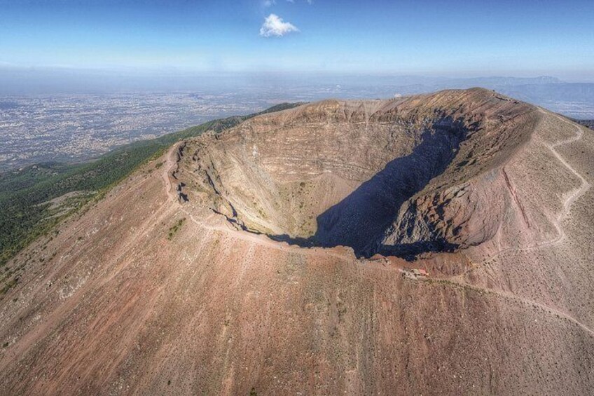 Un cráter extenso rodeado de un paisaje yermo. 1