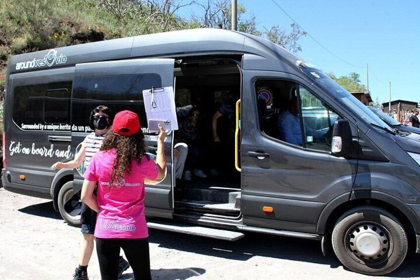 Una camioneta gris con el texto 'Get on board and' en su lateral. 4