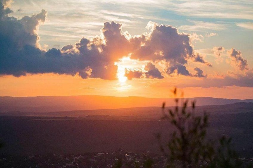 Solnedgang over et fladt landskab med skyer. 4