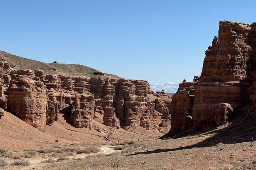 Un cañón con formaciones rocosas estratificadas y cielo despejado. 2