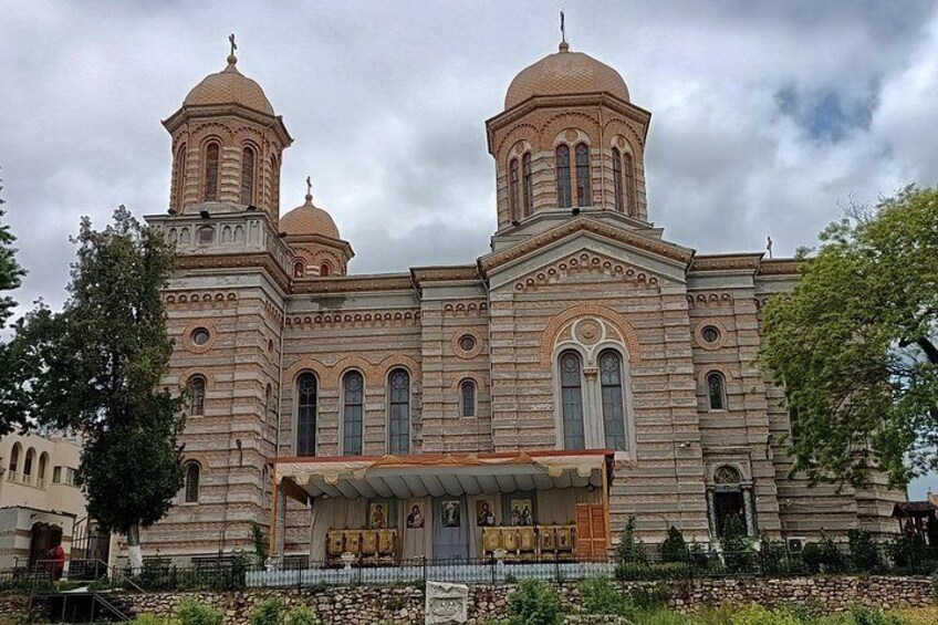 A large, ornate church with two domes and a bell tower. 2