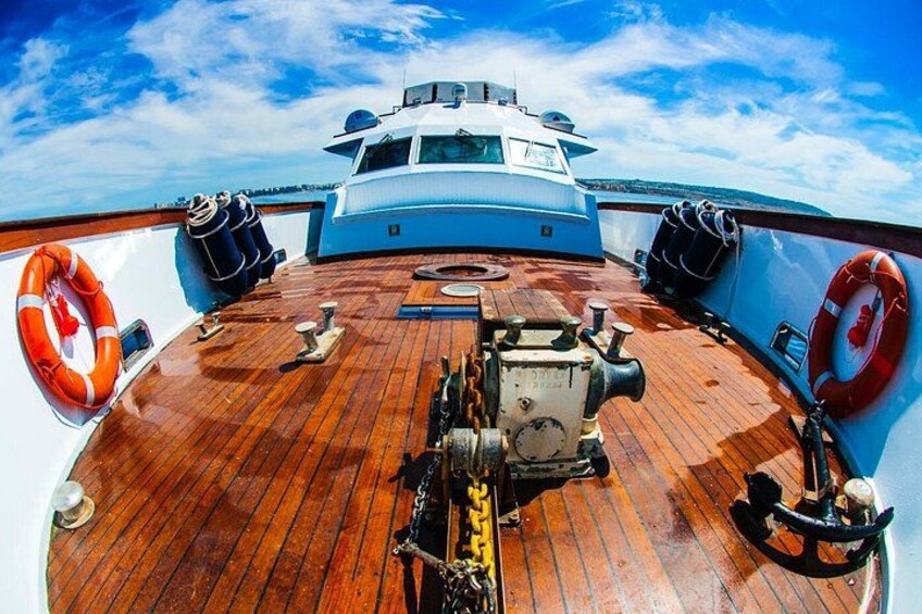 Ein Bootsdeck mit Rettungsringen, einem Steuerbord und einer Winde. 3
