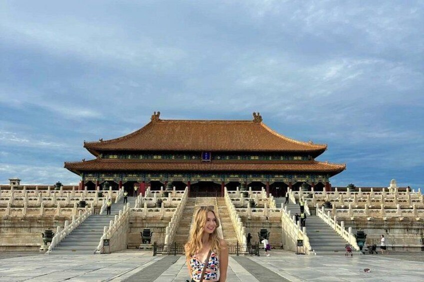 Ein traditionelles chinesisches Gebäude mit einem Ziegeldach und einer breiten Treppe, die davor führt, unter einem wolkenlosen Himmel. 4