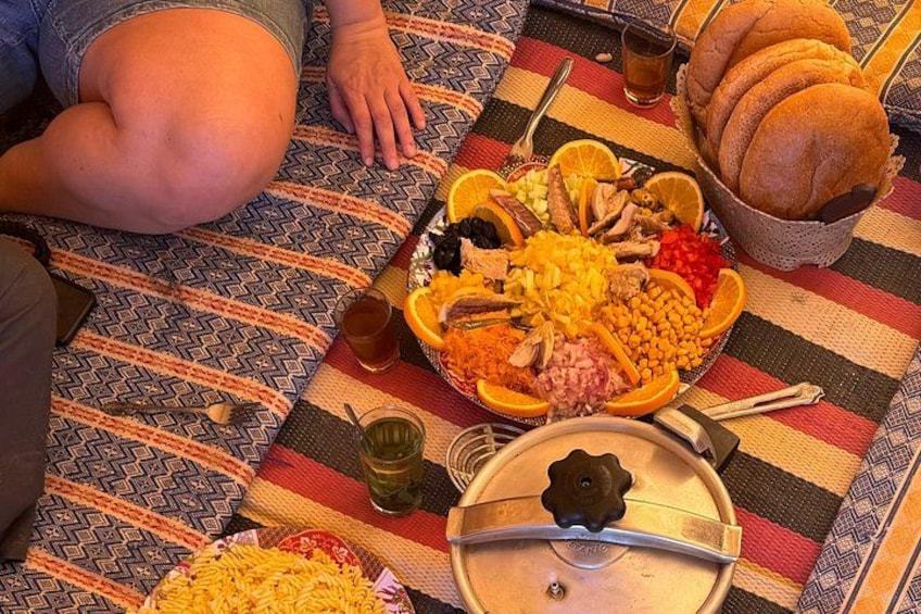 Una mesa con diversos alimentos, como pan, frutas y un recipiente tapado. 5