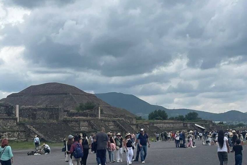 Guided tour EN Teotihuacan - Breakfast EN cave-round transport 4