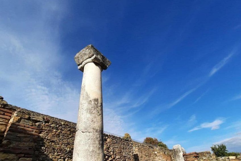 Antiguas columnas de piedra y ruinas contra un cielo despejado. 5