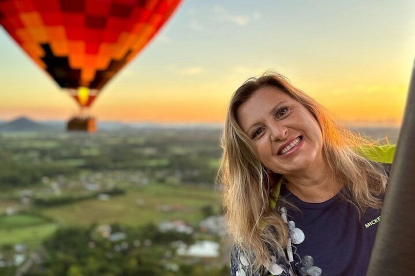 Een persoon met een luchtballon op de achtergrond. 2