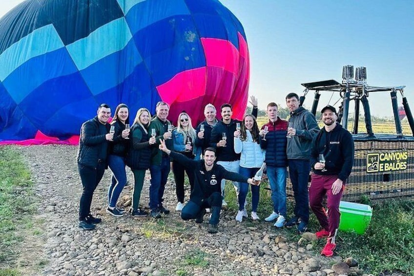Een groep mensen die poseren voor een luchtballon. 4