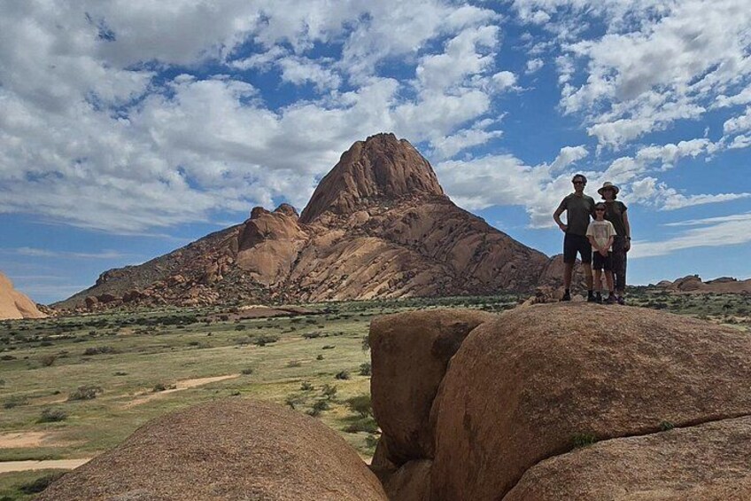 Un paysage désertique avec de grandes formations rocheuses et un ciel dégagé. 2