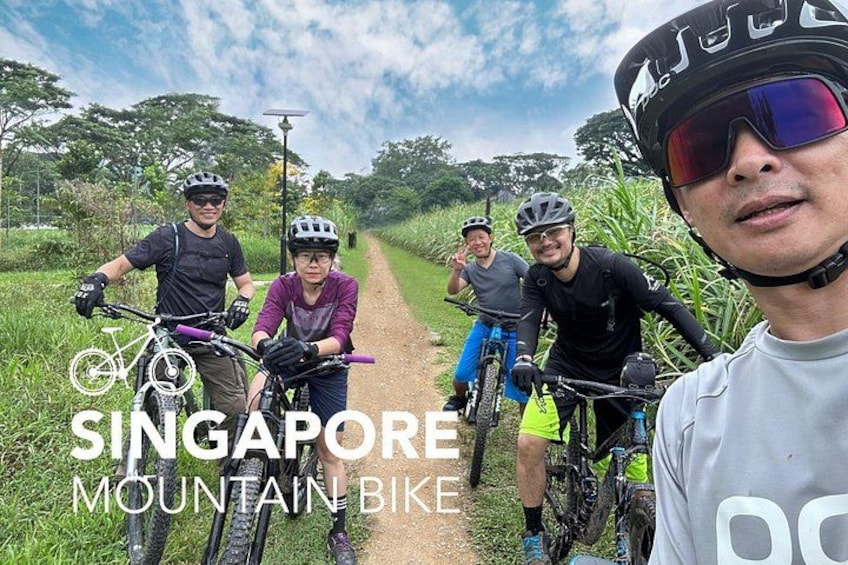 Un groupe de personnes fait du vélo tout terrain sur un sentier de montagne. 1