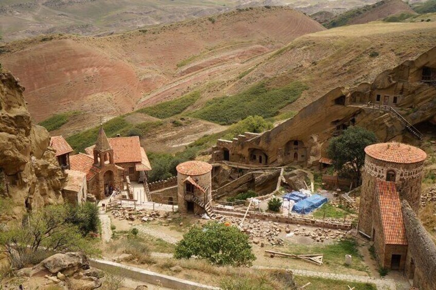 Un village à l’architecture traditionnelle, niché au cœur d’un paysage montagneux. 5