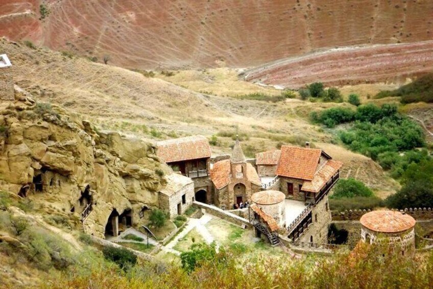 Un village niché dans une vallée rocheuse, avec des maisons traditionnelles en pierre et des constructions en terrasses. 2