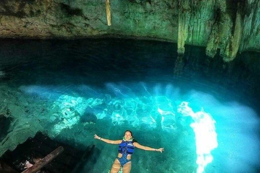 Una persona flotando en una cueva con formaciones de cristal. 2