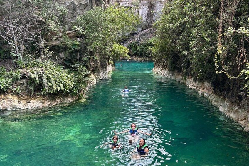 Un río de aguas cristalinas, rodeado de abundante vegetación y terreno rocoso. 5