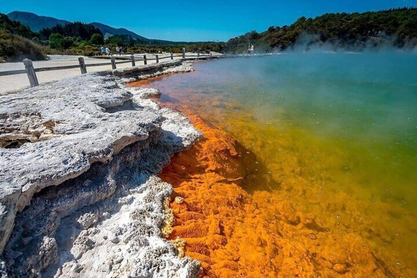 Zona geotérmica con depósitos minerales y una masa de agua cristalina. 3