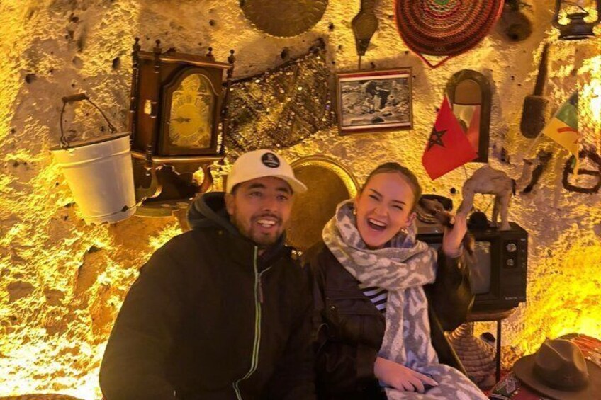 Interno di una grotta con stalattiti, una lanterna e una bandiera. 4