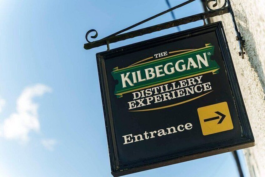 Schild für The Kilbeggan Distillery Experience mit einem nach rechts zeigenden Pfeil. 3