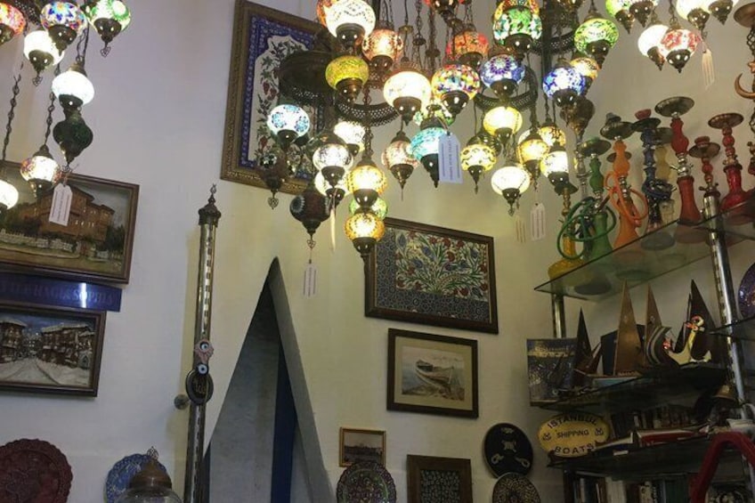 Une boutique où pendent des lanternes colorées et où l’on trouve divers objets décoratifs. 2