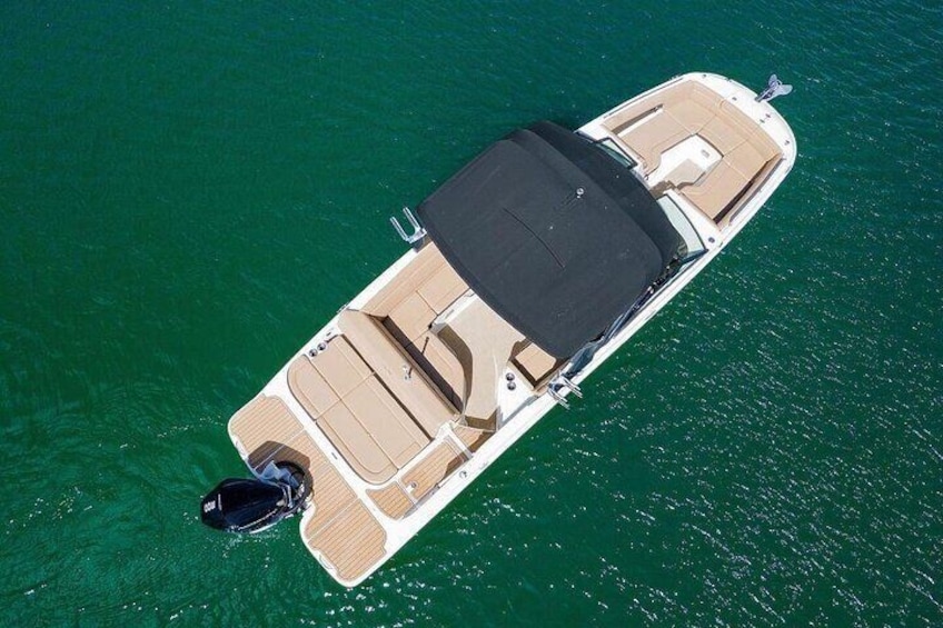 Vue aérienne d’un bateau à moteur sur une eau verte et limpide. 1