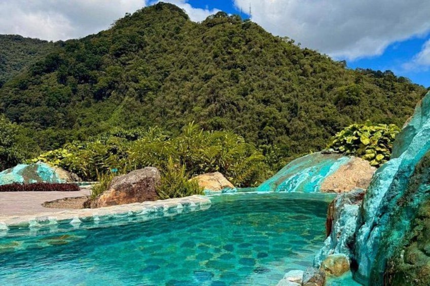 Each pool is designed to provide a unique relaxation experience, surrounded by nature and overlooking the majestic Orosí Valley. 2