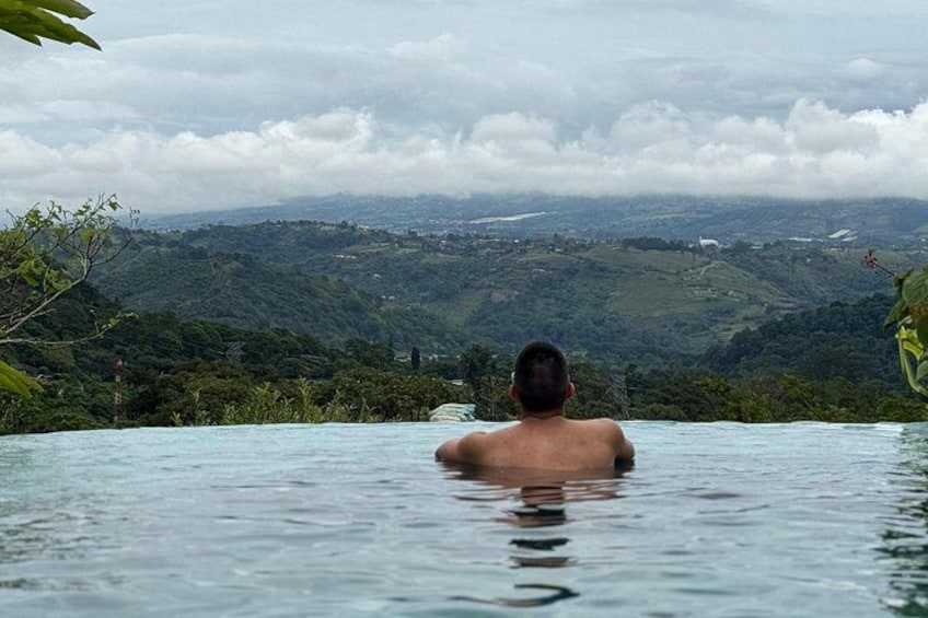 In silence and surrounded by nature, visitors immerse themselves in the thermal mineral waters, allowing their body to rest and their mind to find clarity. 3