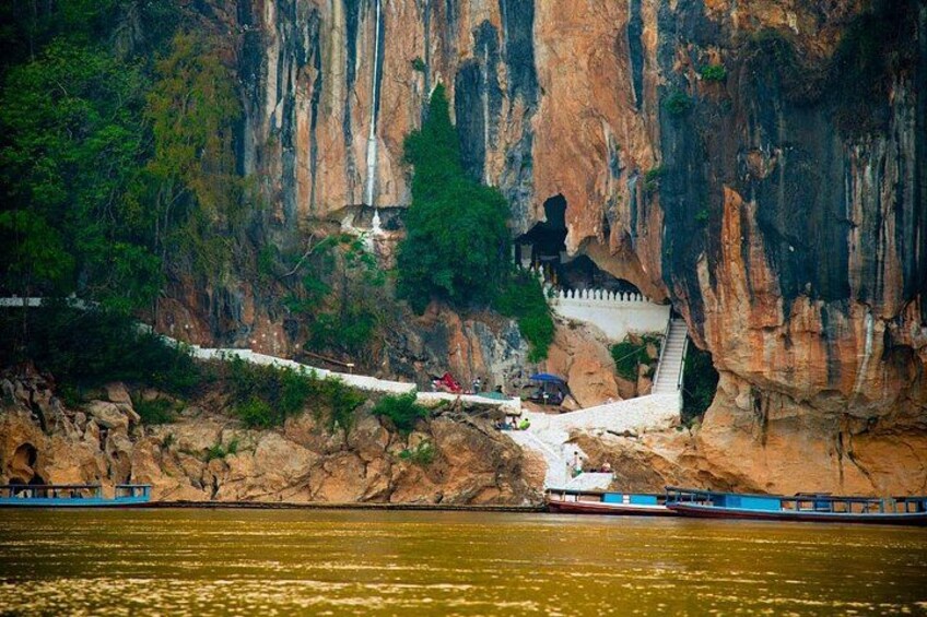 Luang Prabang Alm Giving, Temples and Pak Ou Caves Private Tour 4