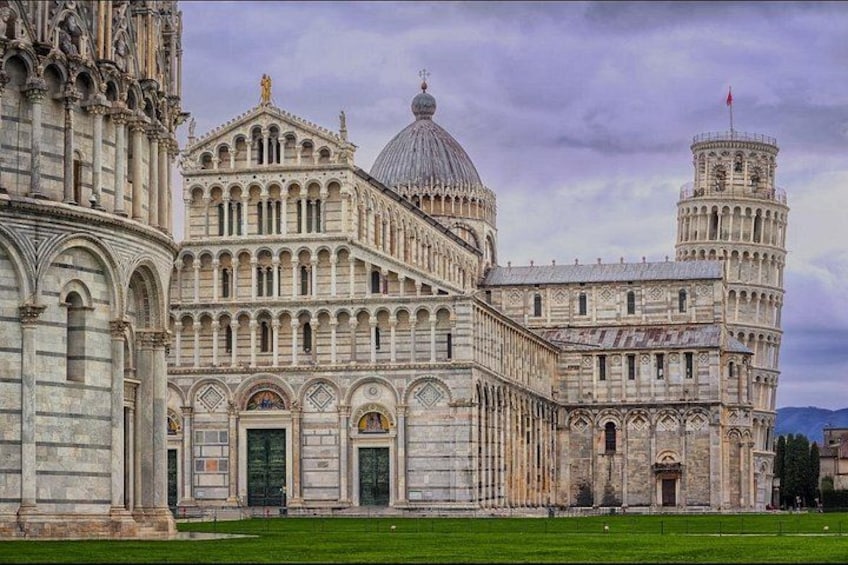 Der Dom von Pisa mit seinem berühmten schiefen Turm. 3