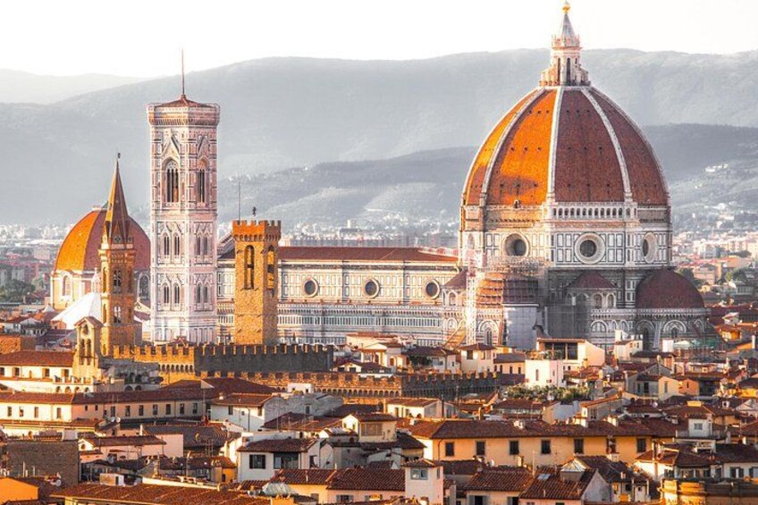 Die Kathedrale von Florenz mit ihrer markanten Kuppel und den angrenzenden Gebäuden. 1