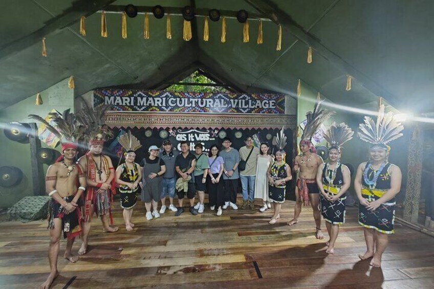 Un grupo de personas vestidas con trajes típicos en el pueblo cultural Mari Mari. 2