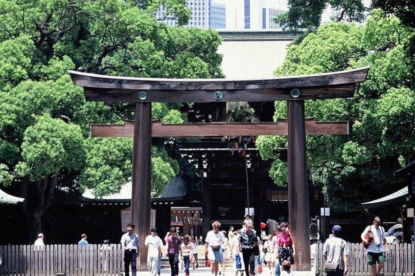 Een traditionele Japanse torii-poort met mensen die er langs lopen. 5