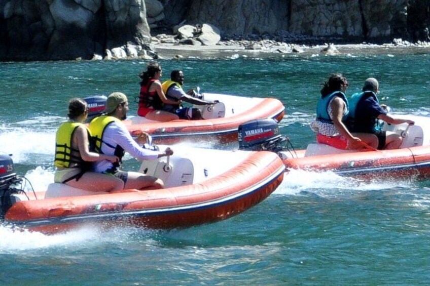 Mensen varen in opblaasboten op het water. 1