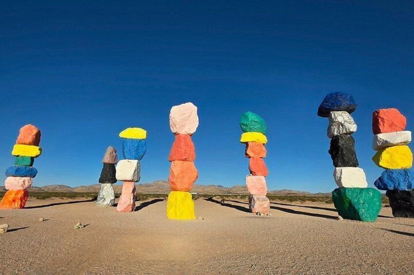 Cairnes de piedra colorida en un paisaje desértico. 5