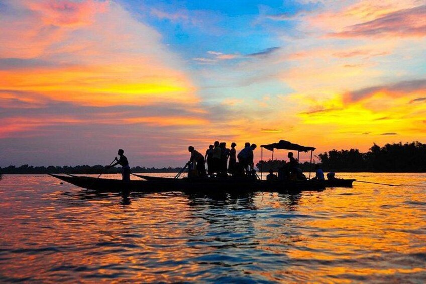 Luang Prabang Mekong Sunset Cruise and Night Market Private Tour 2