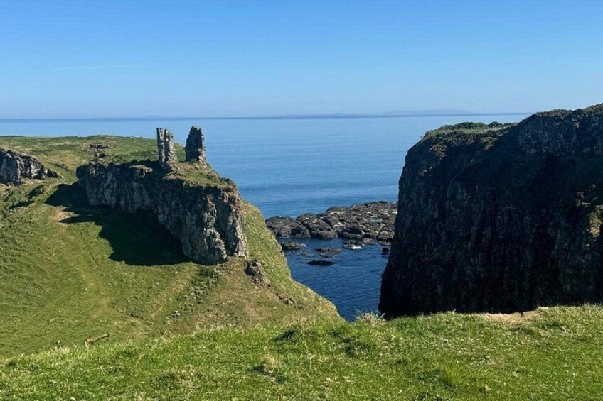Eine Küstenlandschaft mit Klippen und freiem Blick auf das Meer. 5