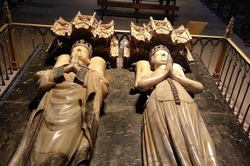 En skulptur af tre figurer i en religiøs setting. 4